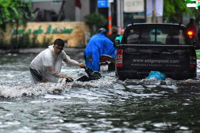 Mưa lớn, xe máy ngã nhào khi qua 'rốn ngập' khu nhà giàu ở TPHCM