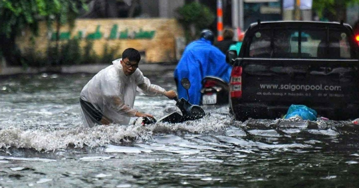 Mưa lớn, xe máy ngã nhào khi qua &amp;apos;rốn ngập&amp;apos; khu nhà giàu ở TPHCM