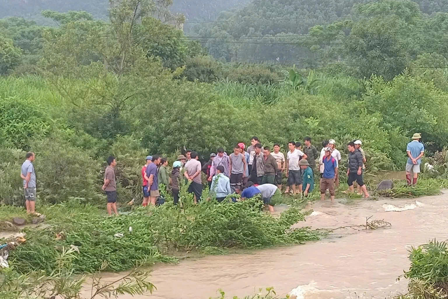 Nửa đêm, nữ sinh 17 tuổi bị lũ cuốn tử vong khi trên đường trở về nhà