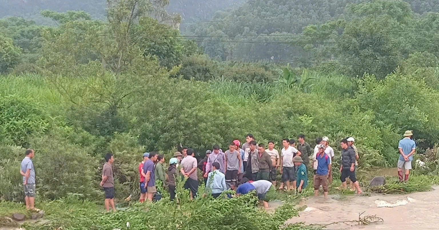 Nửa đêm, nữ sinh 17 tuổi bị lũ cuốn tử vong khi trên đường trở về nhà