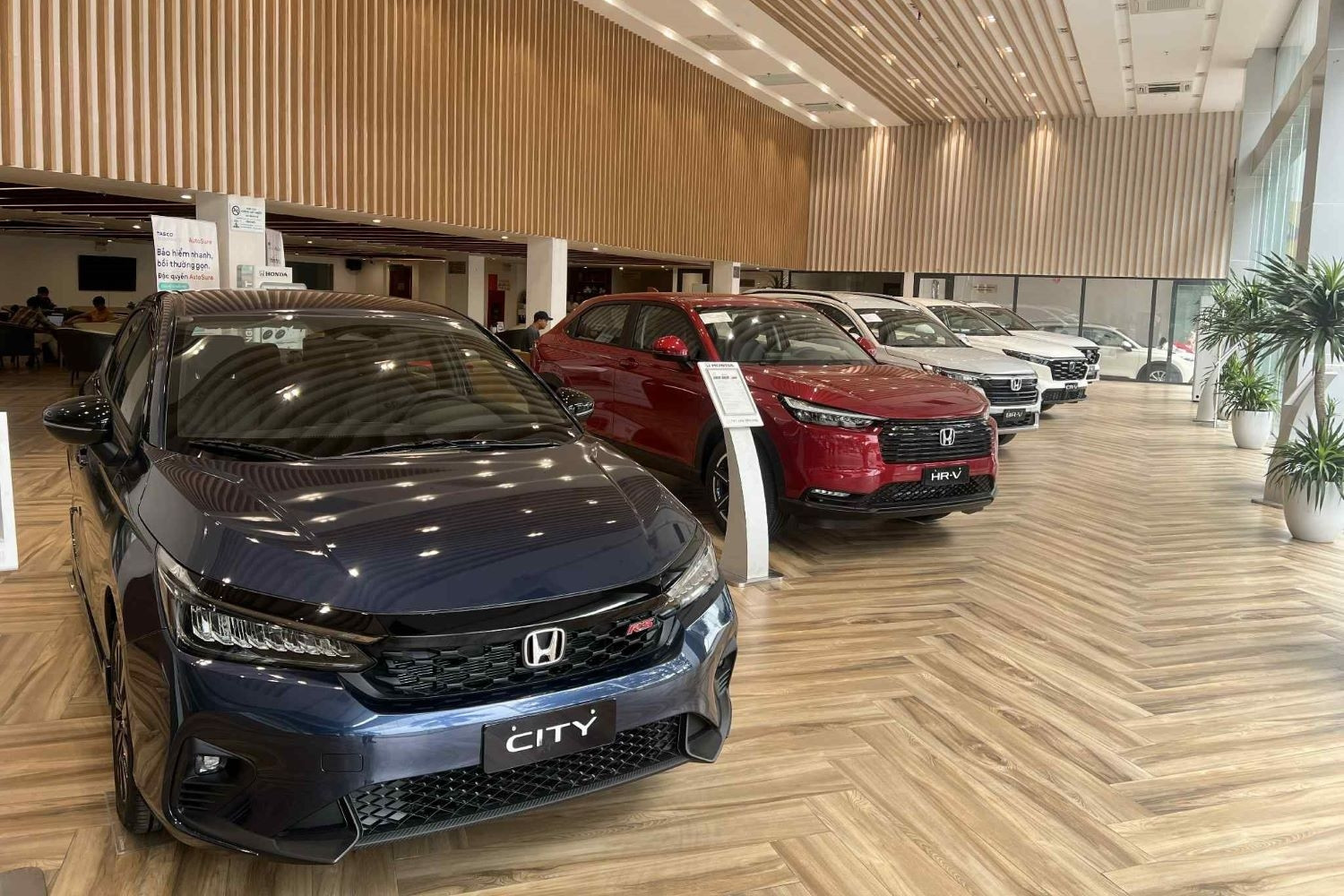Sức mua của thị trường xe yếu, đại lý ô tô chật vật 'đẩy hàng'