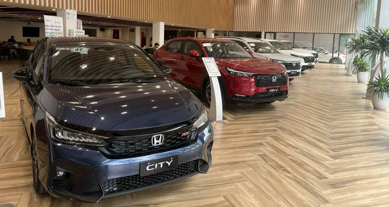 Sức mua của thị trường xe yếu, đại lý ô tô chật vật 'đẩy hàng'