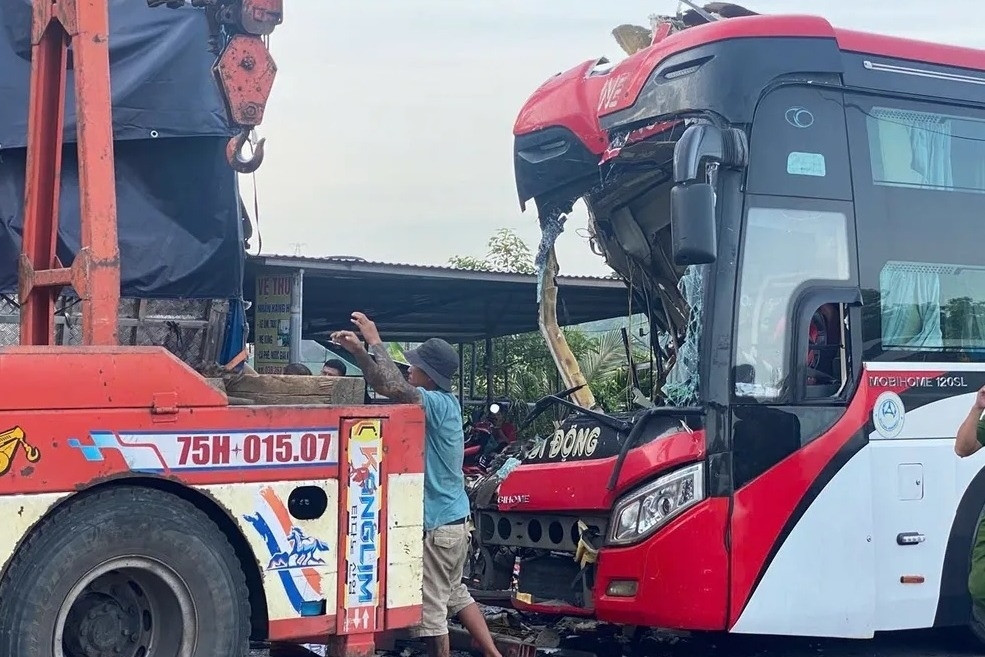 Xe khách bất ngờ tông vào ô tô tải đang lùi, 6 người thương vong