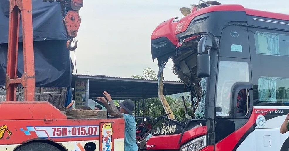 Xe khách bất ngờ tông vào ô tô tải đang lùi, 6 người thương vong