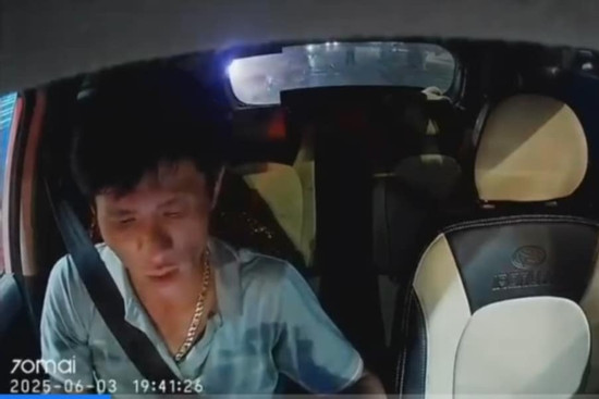 Tài xế bị tát vì không lùi xe khi tài khoản VETC thiếu tiền qua trạm thu phí