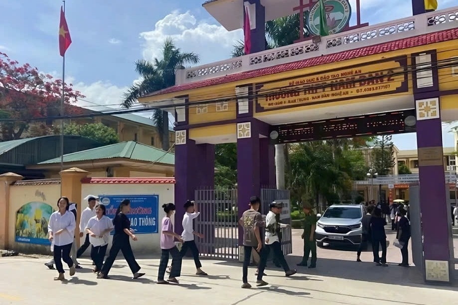 Thầy giáo coi thi lớp 10 trần tình về phát ngôn 'học cho lắm rồi cũng đi làm thuê'