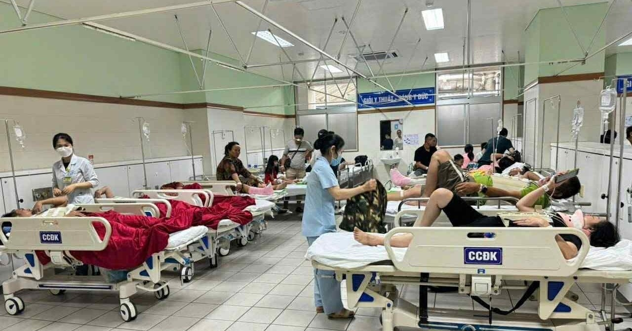 Xe khách đâm ô tô tải khiến 28 người cấp cứu, có 1 học sinh chấn thương sọ não