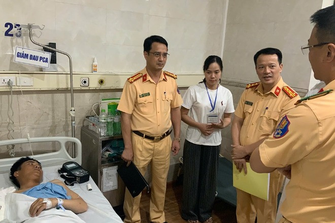 Ô tô tải húc xe CSGT trên cao tốc, Thượng úy CSCĐ gãy tay phải