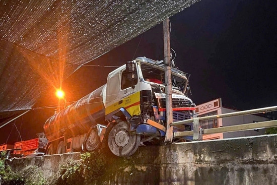 Bản tin chiều 4/6: Hai ô tô tông nhau móp méo, 1 xe treo lơ lửng trên lan can