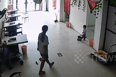 Bé gái 10 tuổi nhanh trí cứu em thoát hiểm khi 'xe điên' lao vào nhà