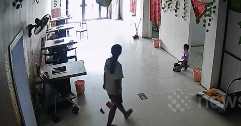 Bé gái 10 tuổi nhanh trí cứu em thoát khỏi nguy hiểm khi 'xe điên' lao vào nhà
