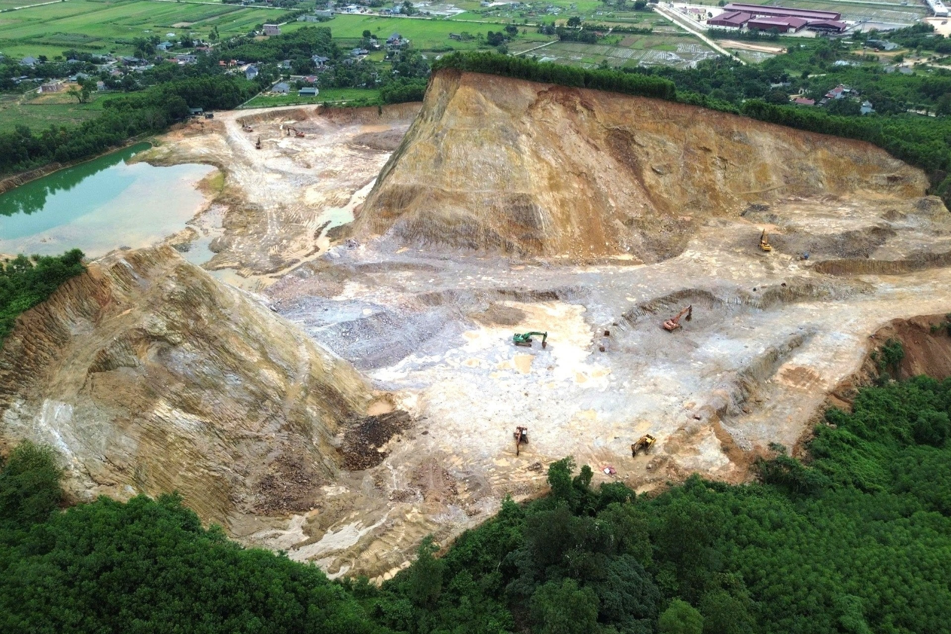 Bên trong mỏ đất ở Thanh Hóa của Tuấn ‘thần đèn’ mới bị công an bắt giữ