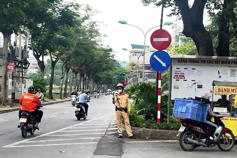 Biển báo 'vô hình' trên phố gây tranh cãi, tài xế vô tư ngược chiều phớt lờ CSGT