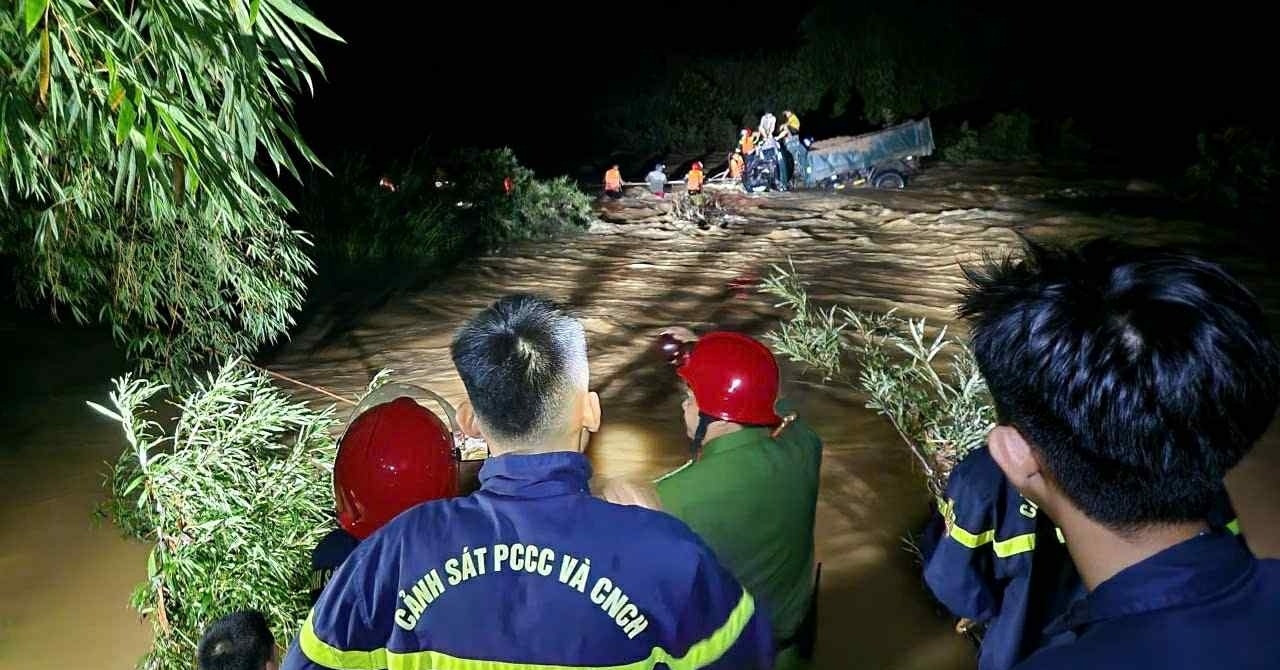 Cảnh sát xuyên đêm cứu 4 người mắc kẹt trên thùng xe trong nước lũ chảy xiết