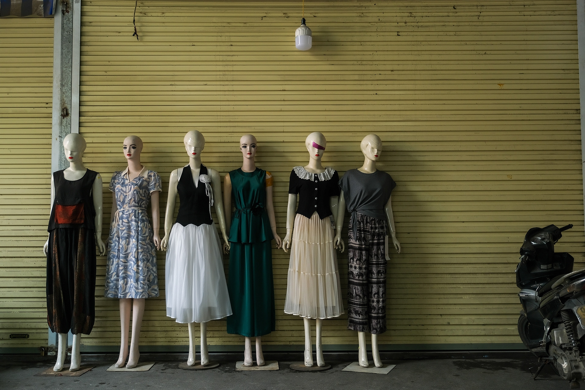 Chợ vải lớn nhất miền Bắc 'rụt rè' đón khách: Dân buôn sợ điều gì?