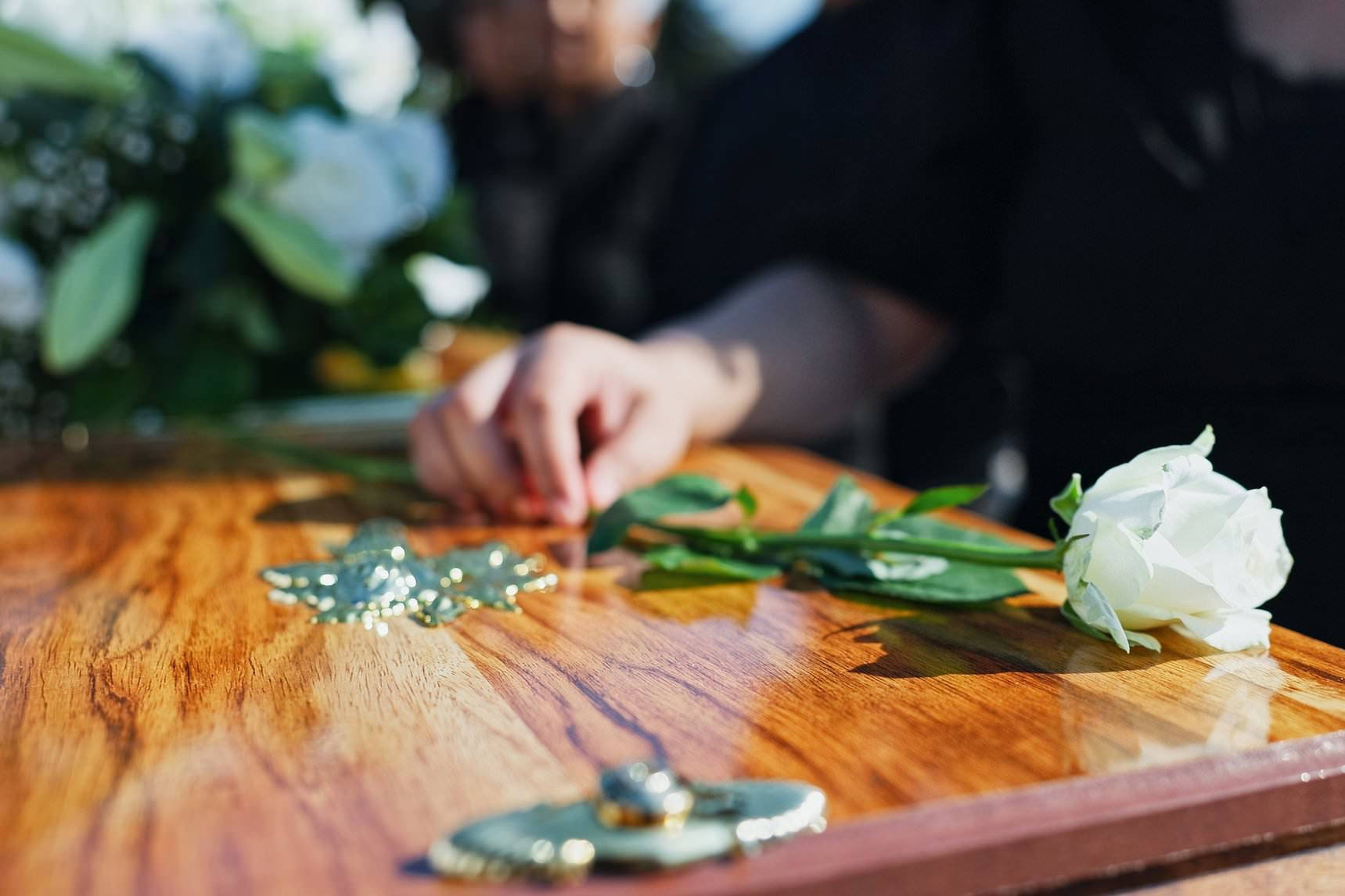 Cụ bà U90 bất ngờ 'sống lại' ngay trong quan tài