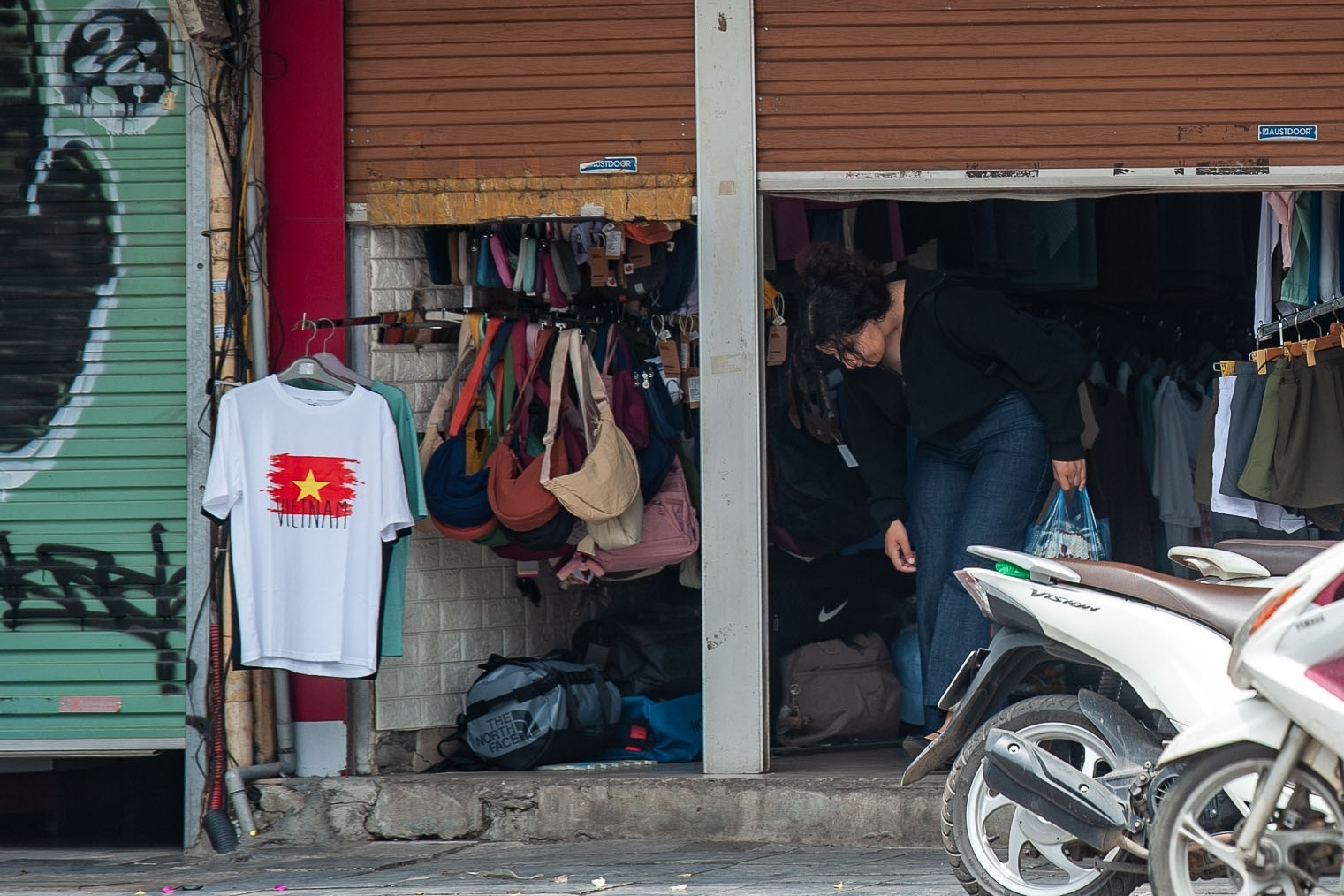 Cửa hàng ở Hoàn Kiếm, Ba Đình buôn bán kiểu lạ lùng, khách luồn qua khe cửa