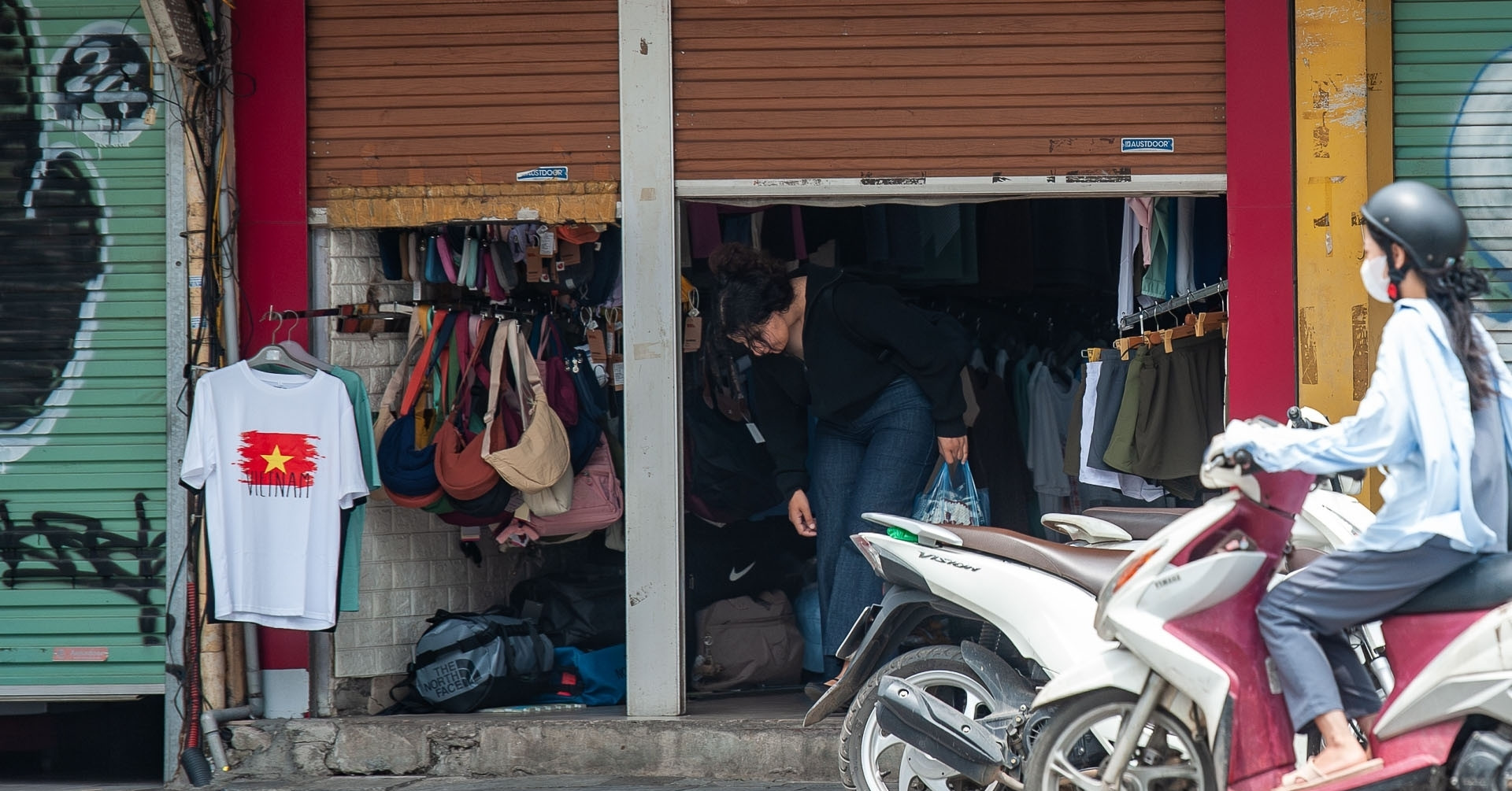 Cửa hàng ở Hoàn Kiếm, Ba Đình buôn bán kiểu lạ lùng, khách luồn qua khe cửa