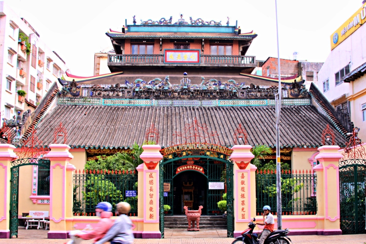 Đình cổ ở TPHCM trang trí độc đáo, hậu điện thờ vợ chồng hiến hơn 1.000m2 đất