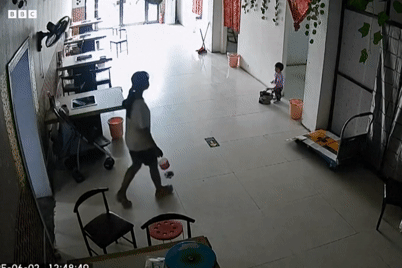 Khoảnh khắc bé gái cứu em khỏi 'xe điên' đang lao tới