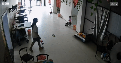 Khoảnh khắc bé gái cứu em khỏi 'xe điên' đang lao tới