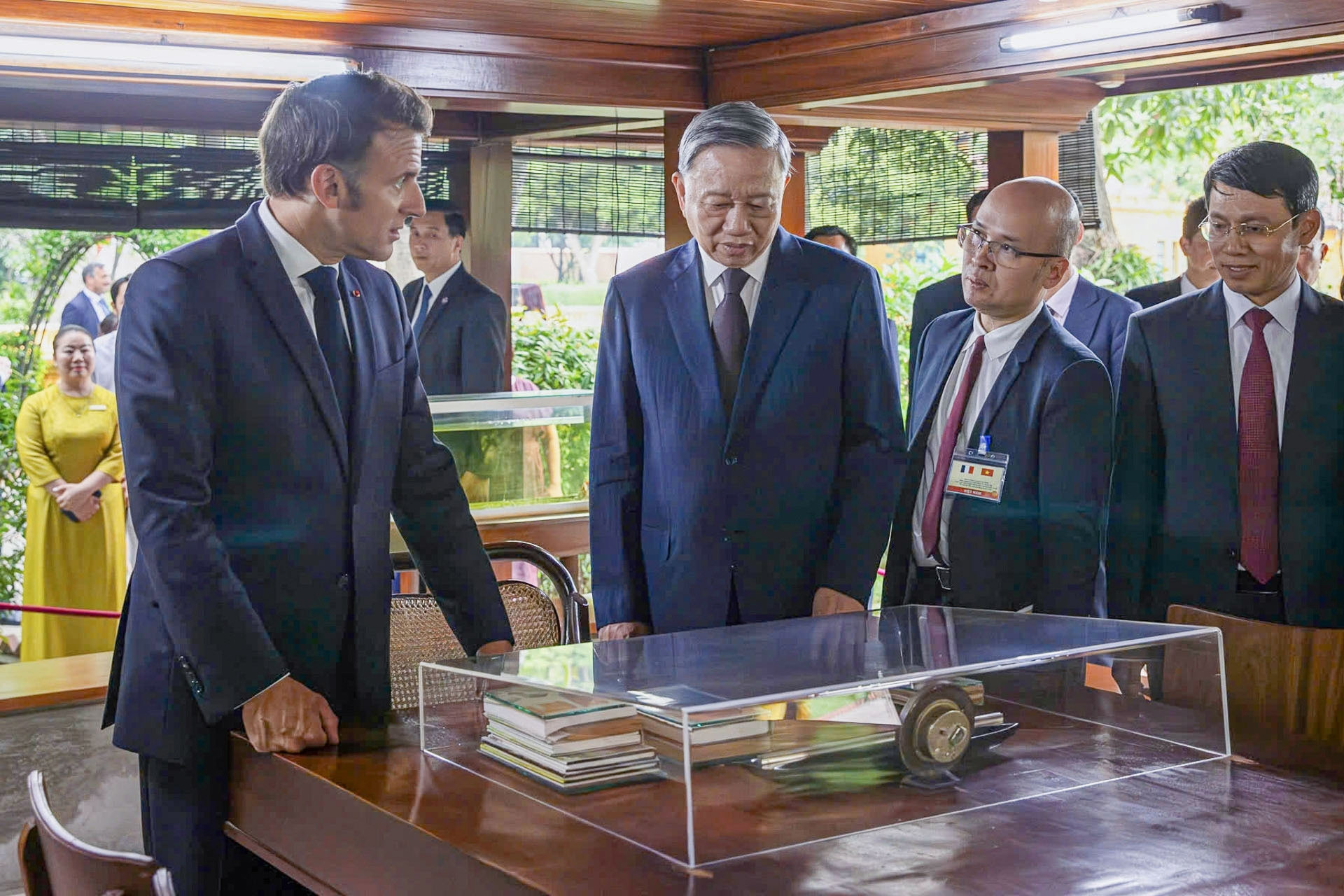 Lịch trình ngoài dự kiến của Tổng Bí thư và Tổng thống Pháp tại Nhà sàn Bác Hồ