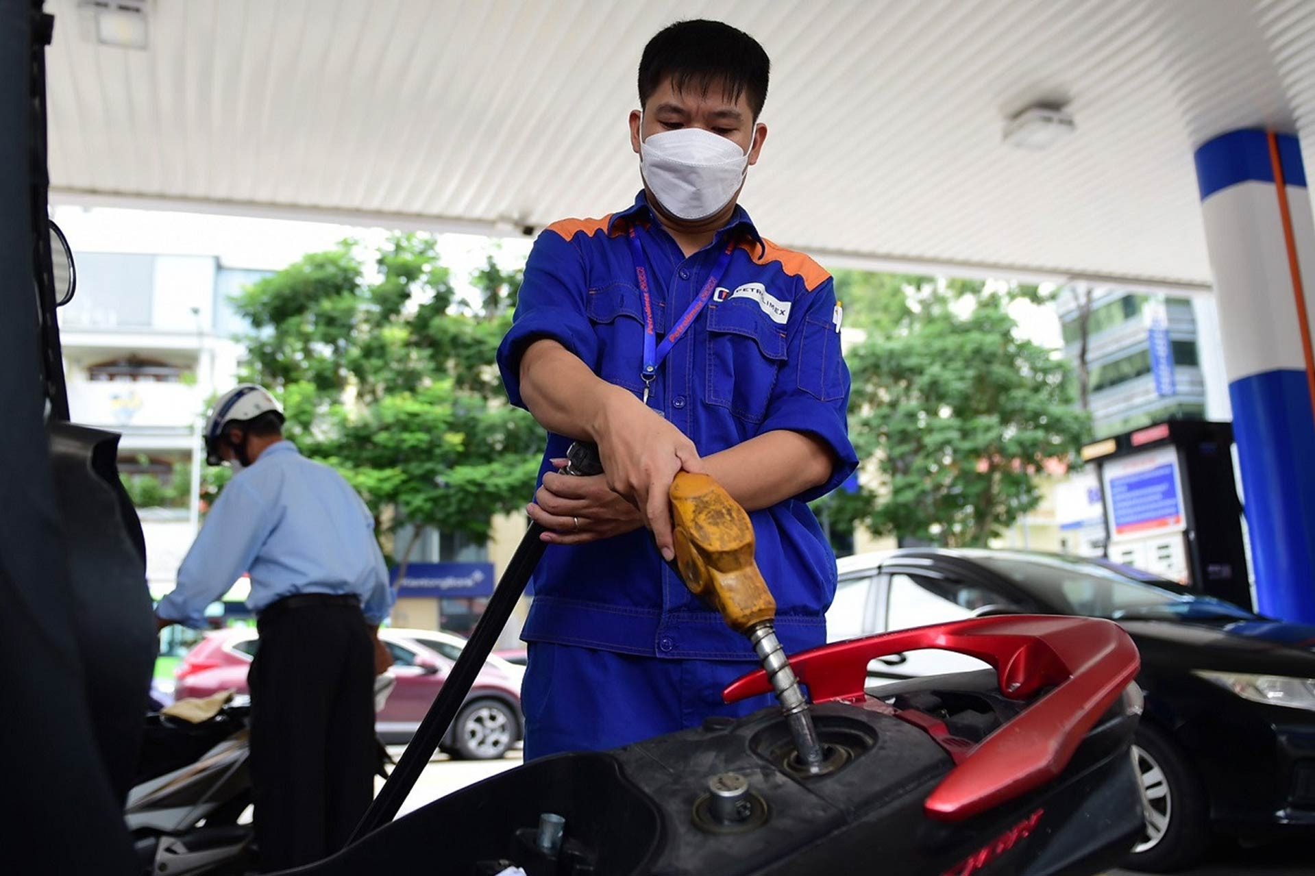 Giá xăng tiếp tục tăng, RON 95 hướng mốc 20.000 đồng/lít