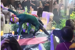 Mẹ biểu diễn yoga trong đám cưới con trai, quan khách ái ngại