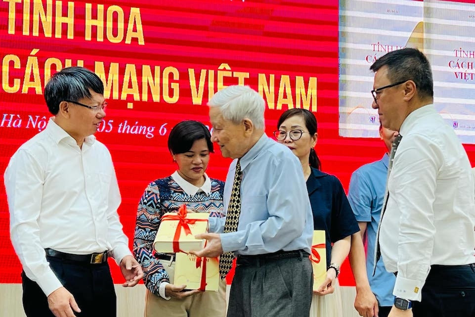 Nhà báo Hà Đăng ra sách ở tuổi 96