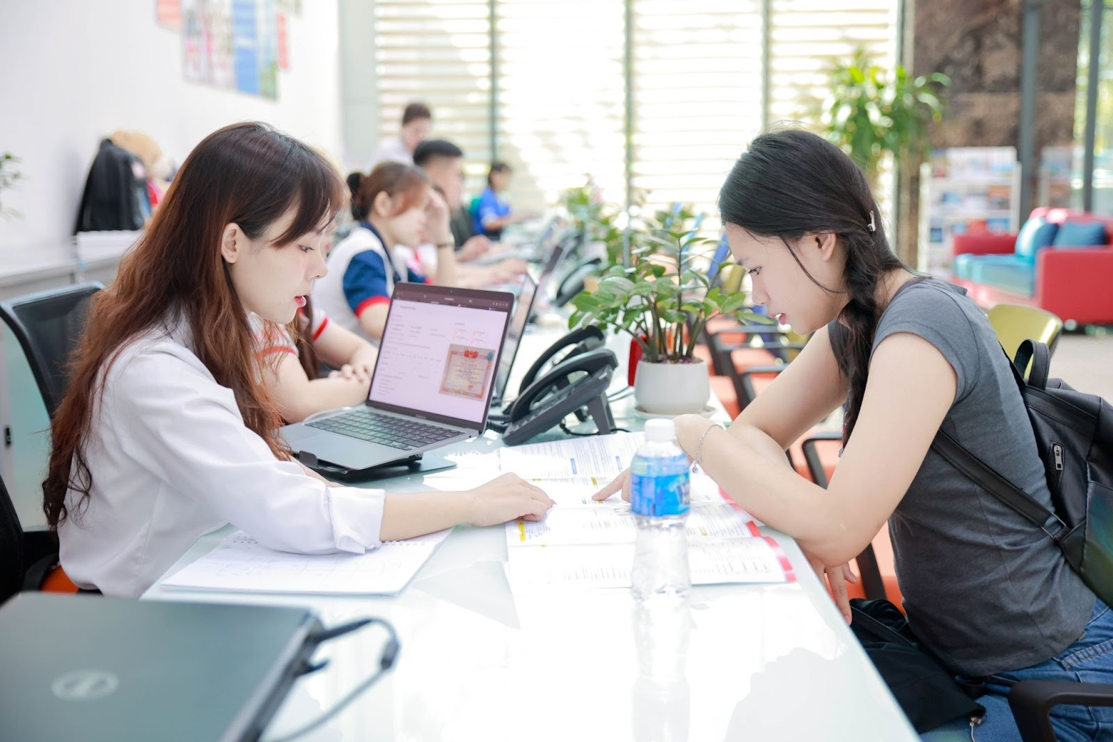 Nhiều phụ huynh, thí sinh chủ động đăng ký xét học bạ tại UEF