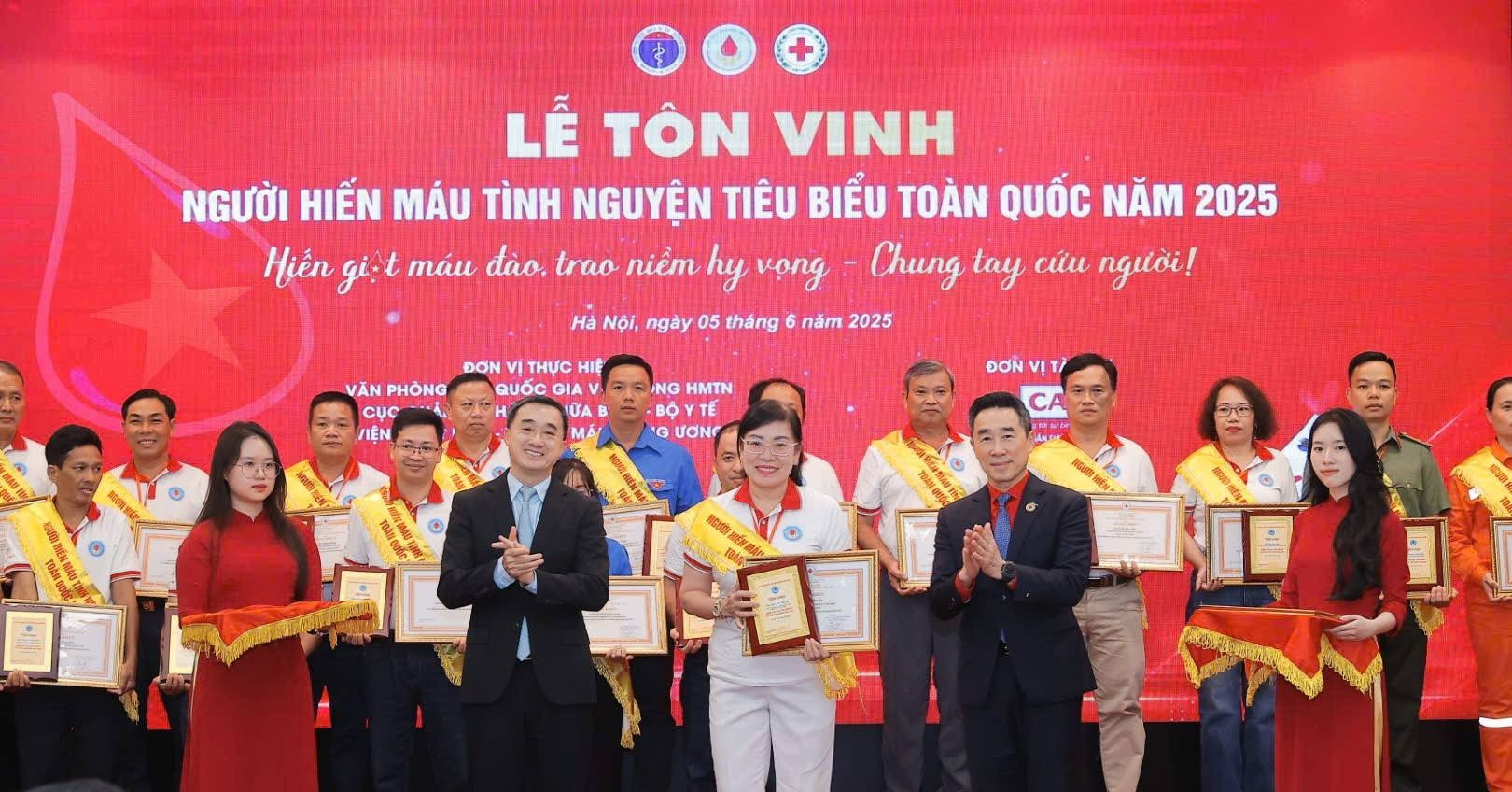 Những người hơn 100 lần hiến máu
