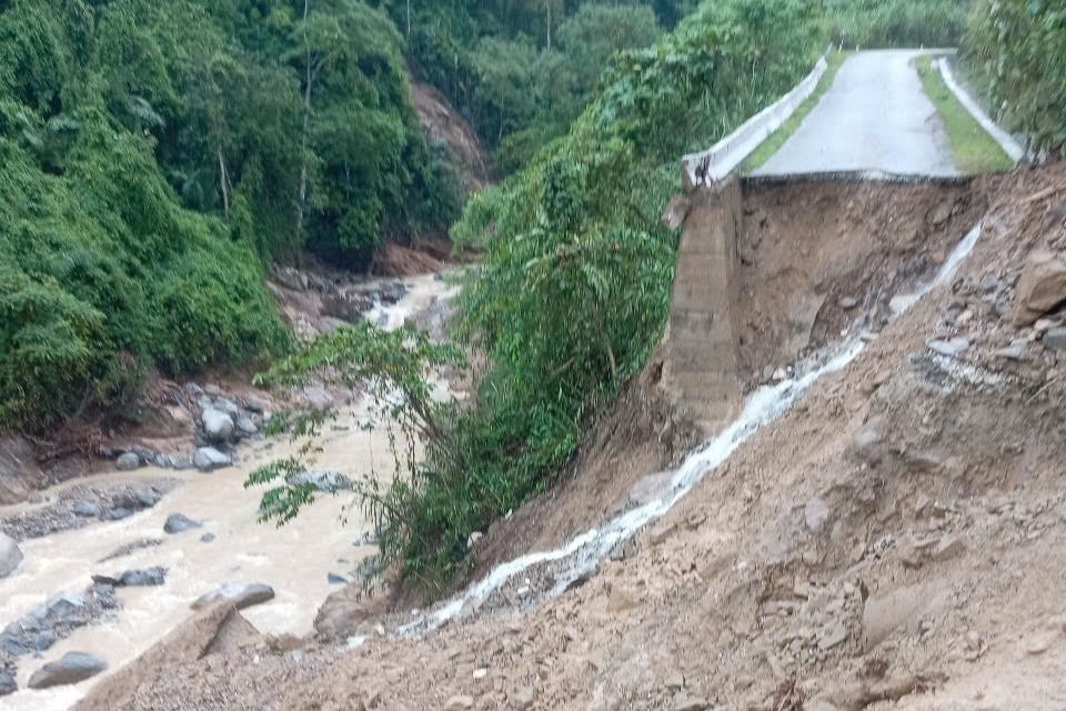 Quốc lộ 16 đứt gãy sau mưa lũ, nhiều học sinh đi thi về mắc kẹt