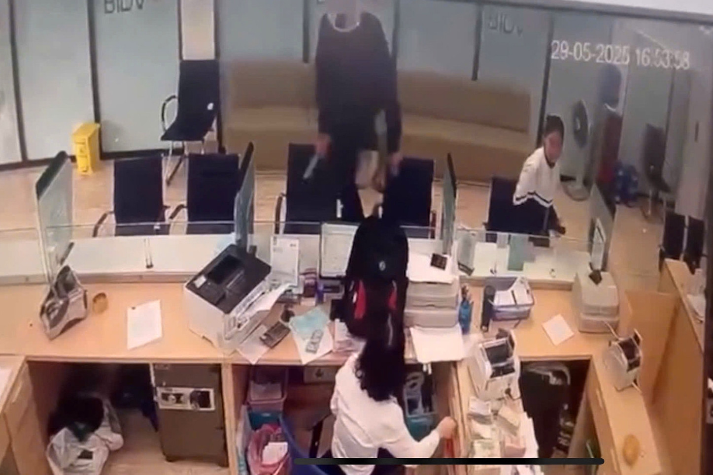Sau các vụ cướp ngân hàng: Dưới gầm bàn của giao dịch viên có thứ gì lợi hại?