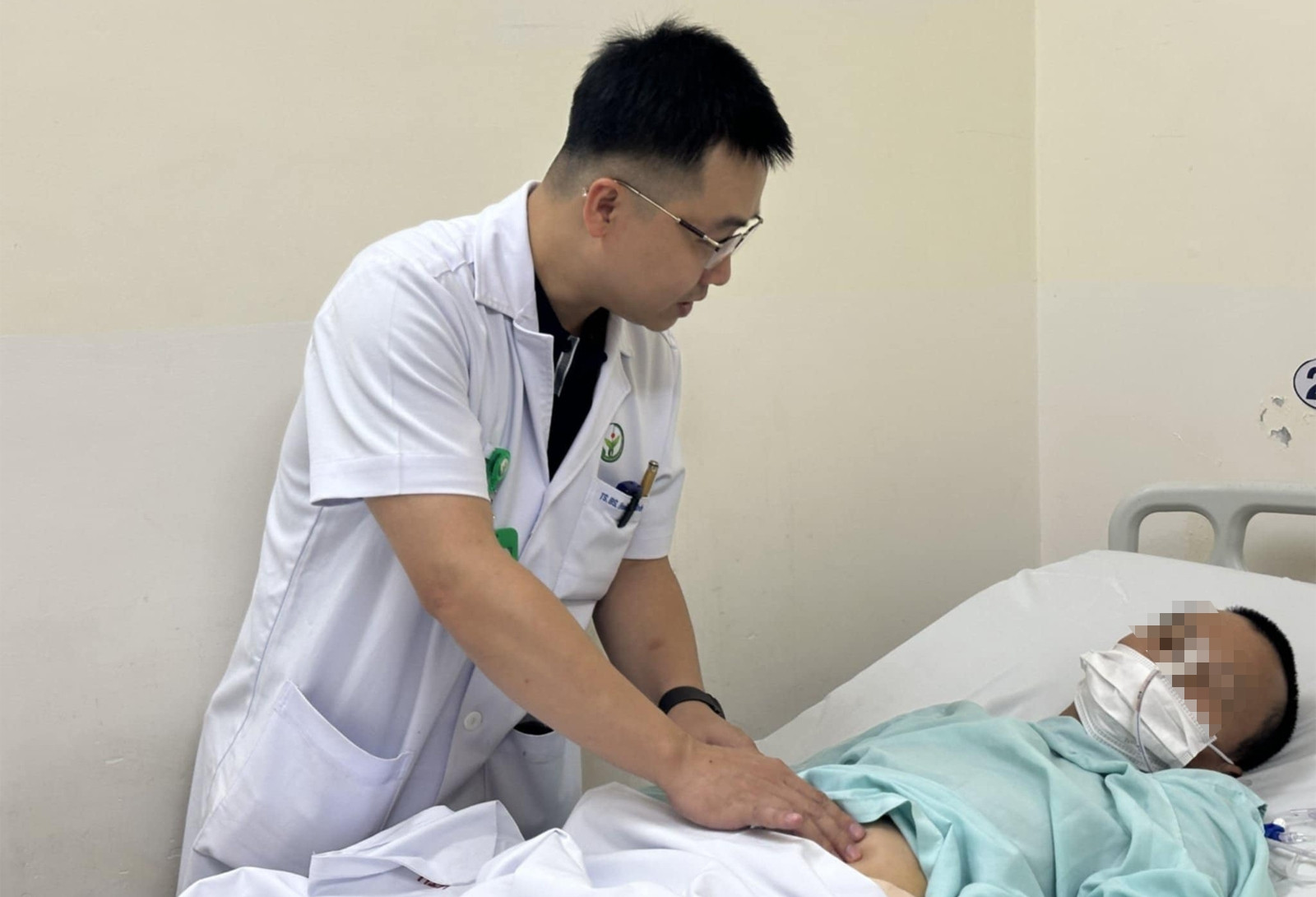 Tai nạn sinh hoạt hy hữu khiến người đàn ông ôm vùng kín tổn thương đi cấp cứu