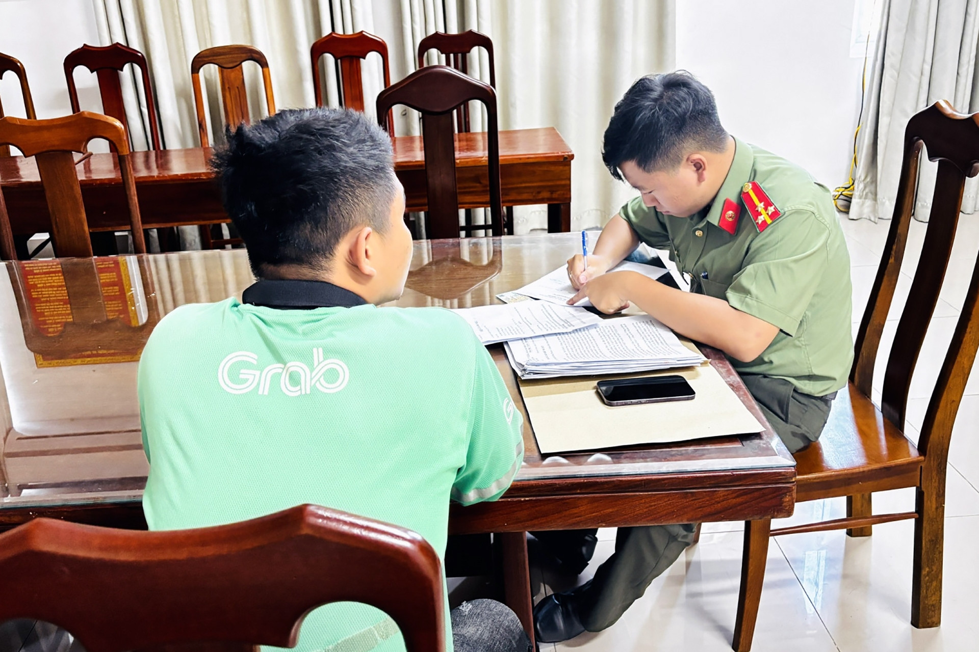 Tài xế công nghệ bất ngờ nhận hơn 1,7 tỷ đồng từ tài khoản lạ