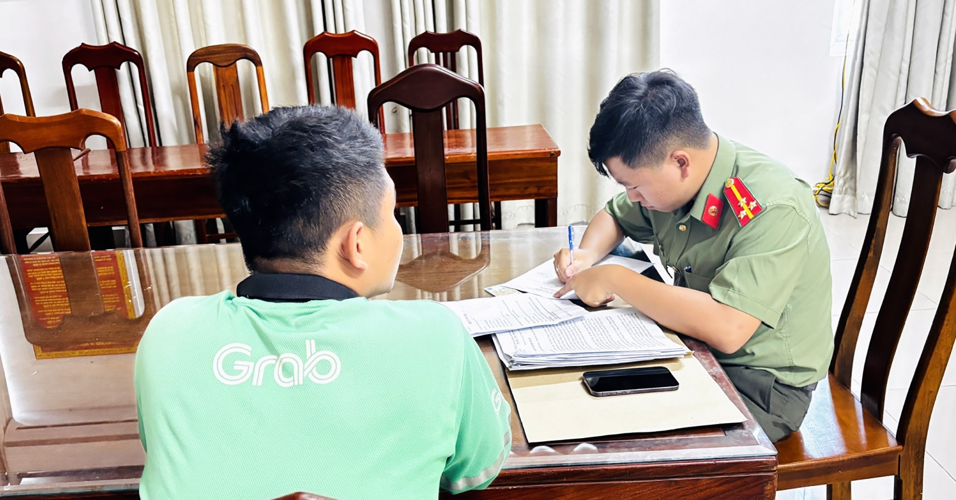 Tài xế công nghệ bất ngờ nhận hơn 1,7 tỷ đồng từ tài khoản lạ