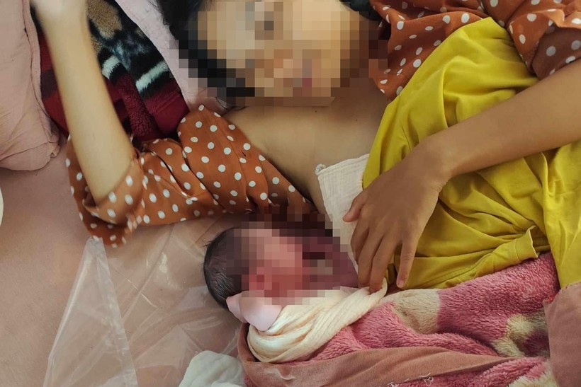 Thạc sĩ sinh con không cắt dây rốn, ngâm nhau trong muối, viêm phổi không cho tiêm