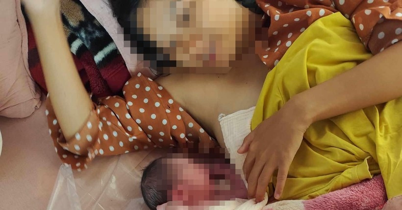 Thạc sĩ sinh con "thuận tự nhiên", không cắt dây rốn, ngâm nhau trong muối