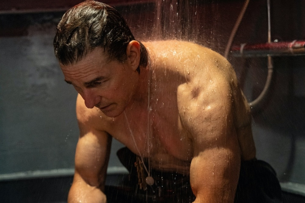 Tom Cruise cơ bắp cuồn cuộn ở tuổi 63, nghỉ ngơi bằng cách nhảy khỏi máy bay