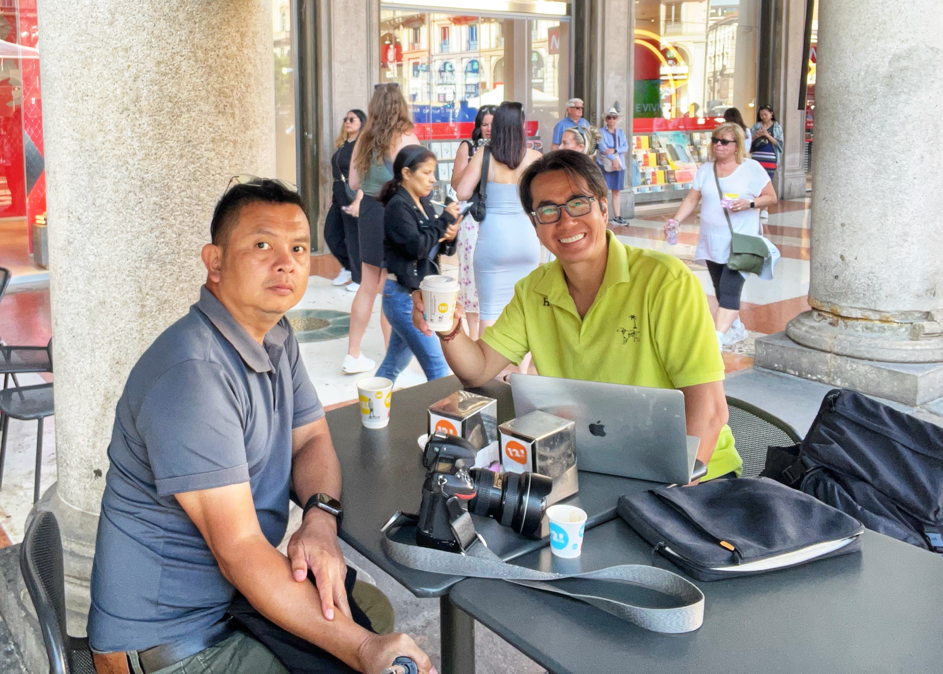 Trương Anh Ngọc và tác giả tại Quảng trường Piazza del Duomo, Milan(1).jpg