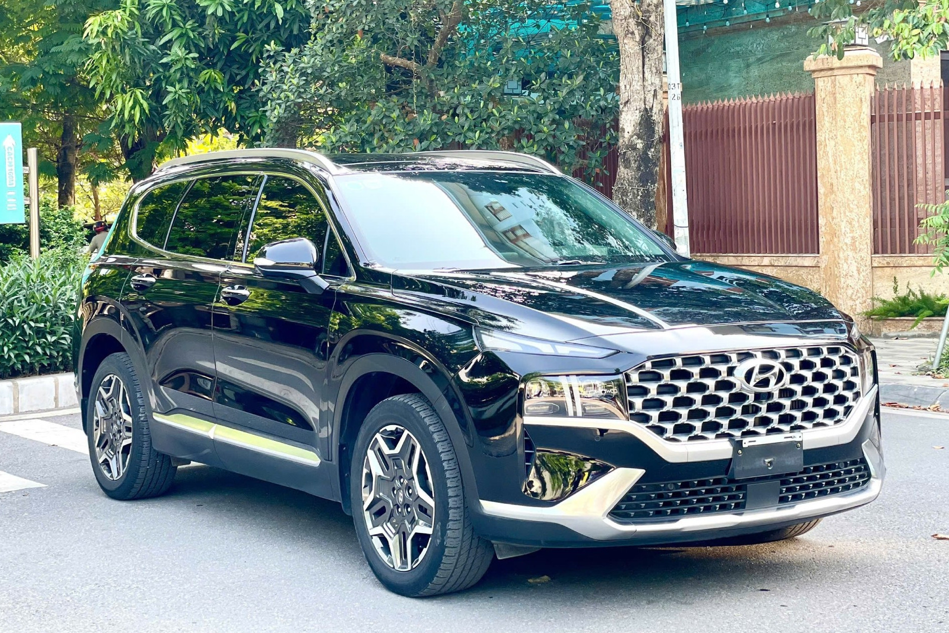 Vì sao Hyundai Santa Fe form cũ siêu giữ giá, phiên bản mới lại liên tục ế ẩm?