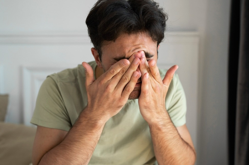 Phát hiện vợ ngoan hiền ngoại tình cùng lúc với 2 người đàn ông, chồng chết lặng