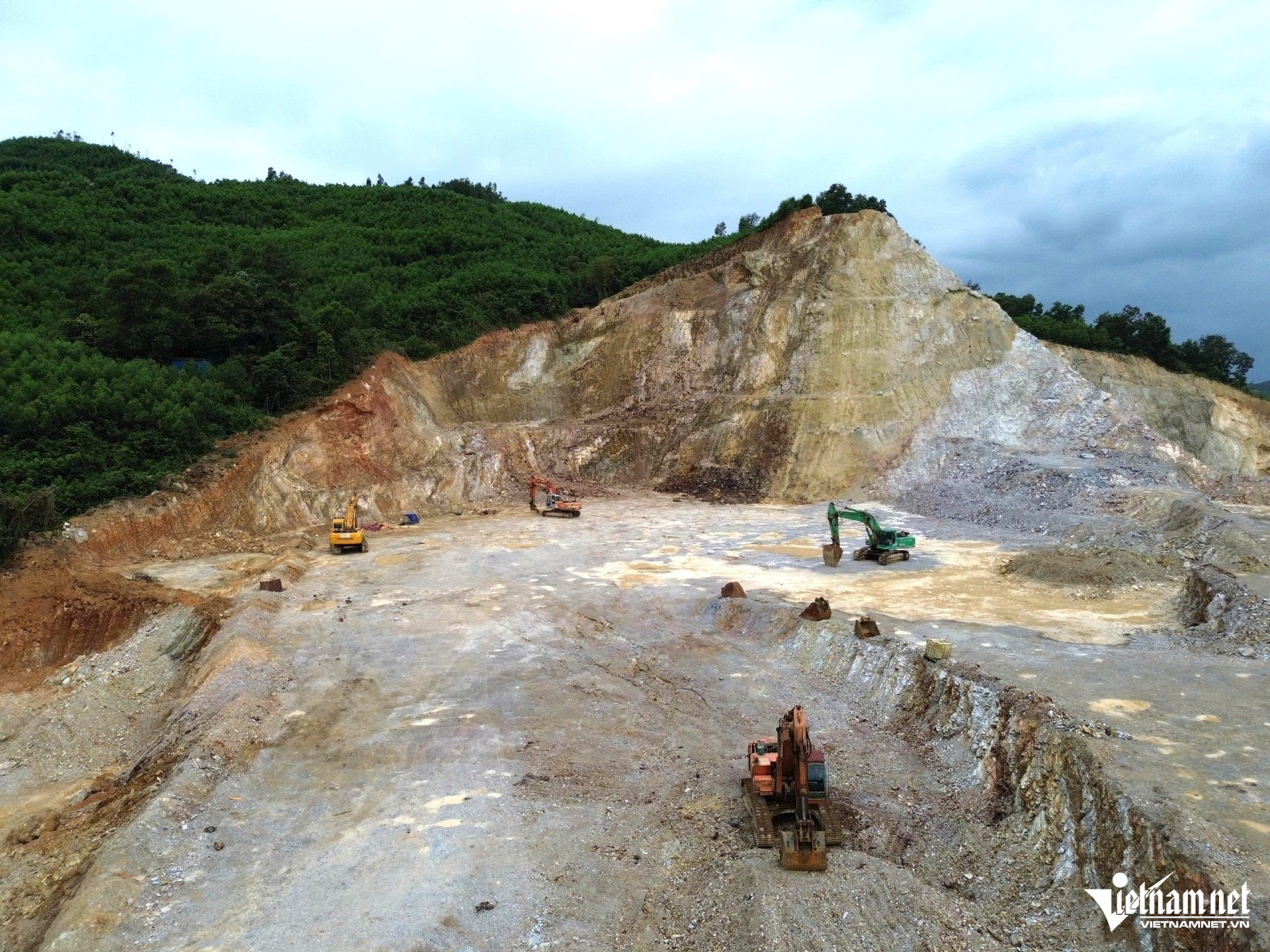 W-a2Bên trong mỏ đất của.jpg