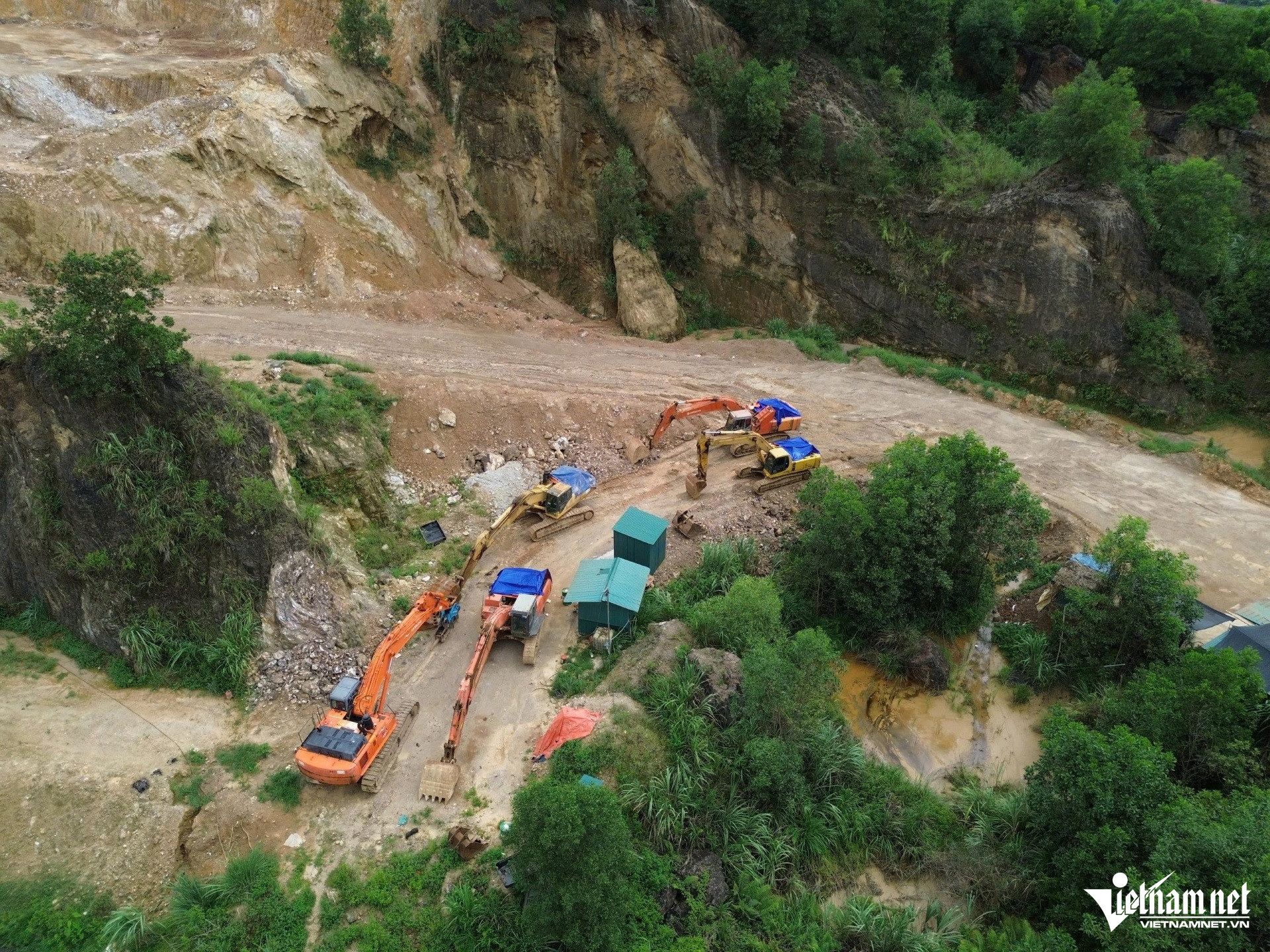 W-a3Bên trong mỏ đất của.jpg