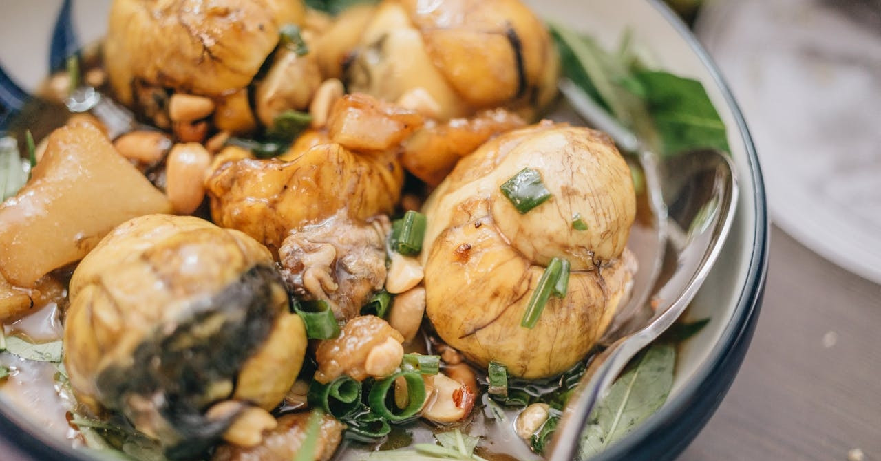 3 không khi ăn trứng vịt lộn