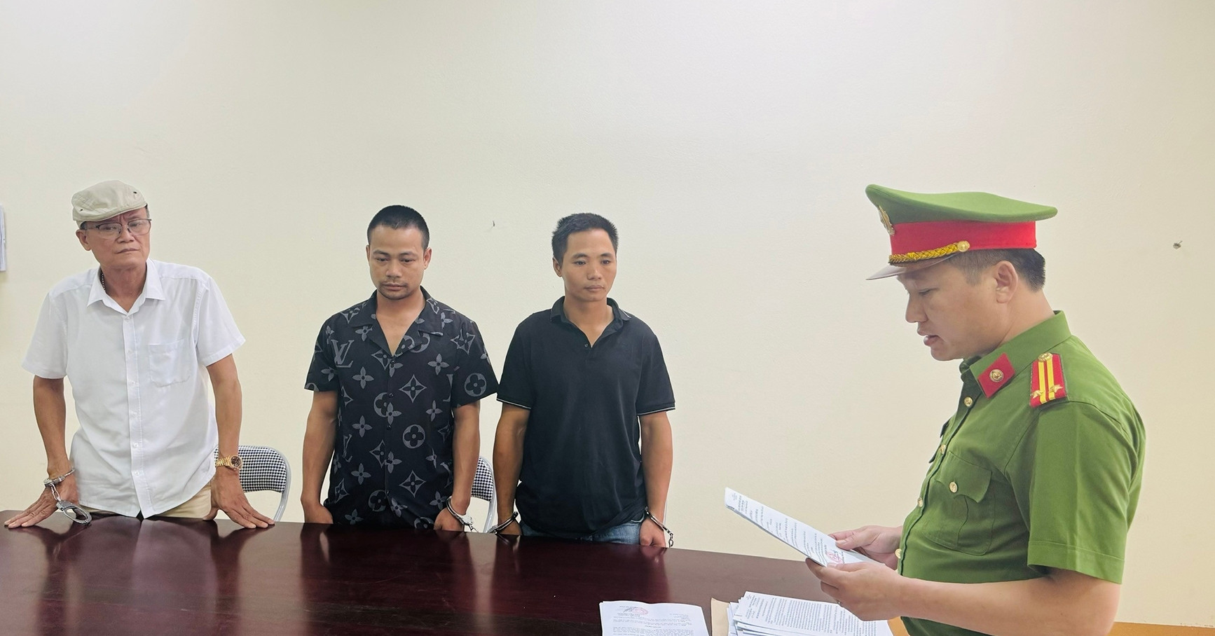 Bắt tạm giam cán bộ hải quan ở Lào Cai vì phá rừng
