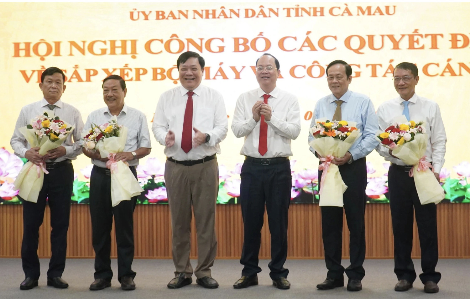 cán bộ CM nghỉ việc.jpg