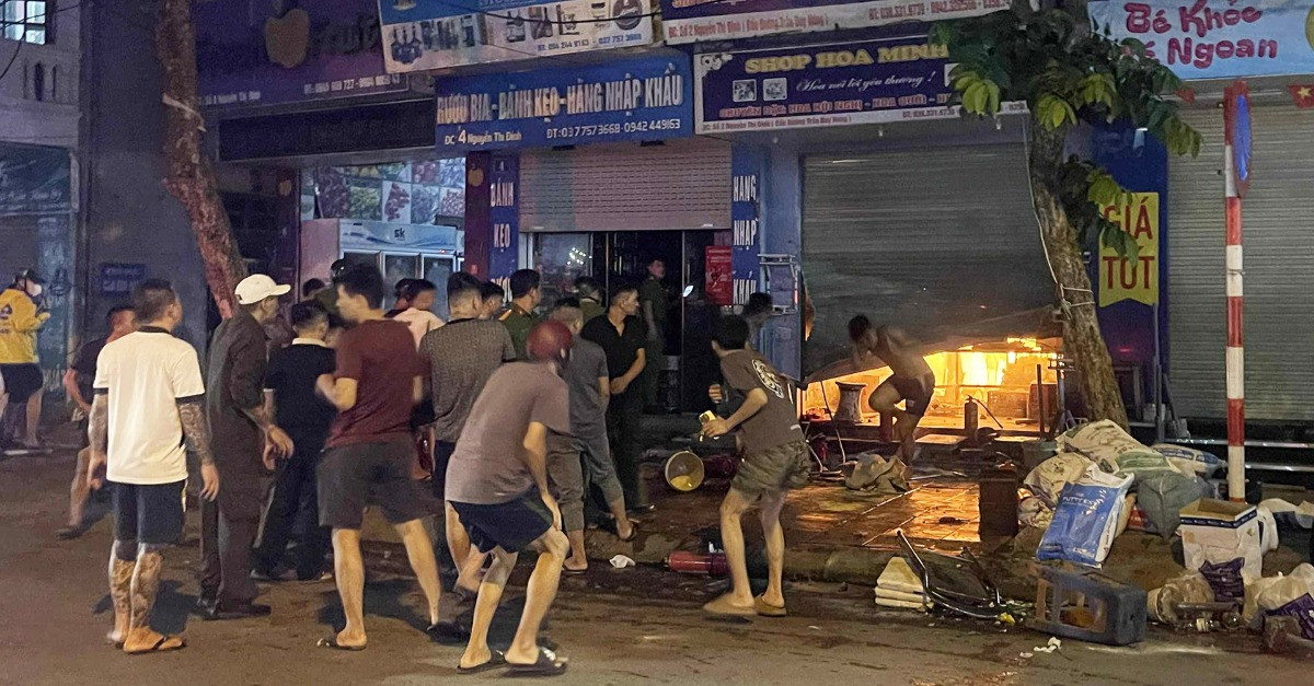 Hà Nội: Cháy cửa hàng hoa trên phố Nguyễn Thị Định, cảnh sát phá cửa để dập lửa
