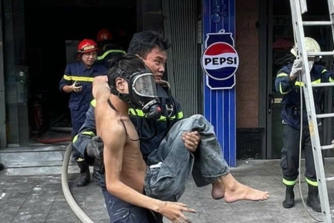 Cháy quán lẩu gà ở TPHCM, cảnh sát bế nạn nhân bị kẹt thoát ra ngoài