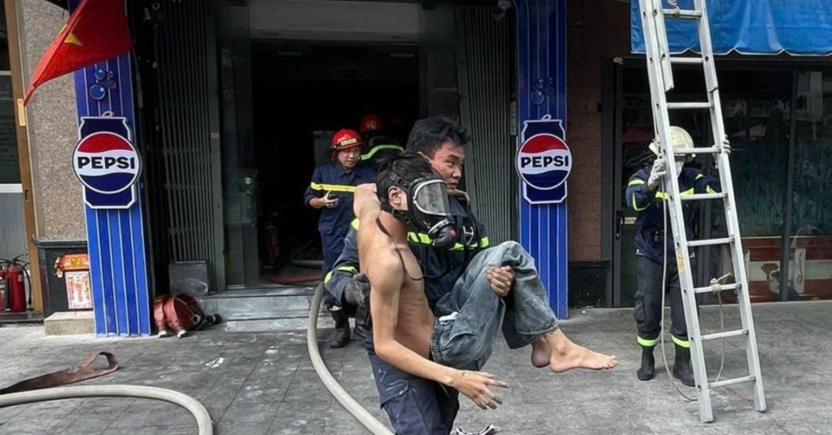 Cháy quán lẩu gà ở TPHCM, cảnh sát bế nạn nhân bị kẹt thoát ra ngoài